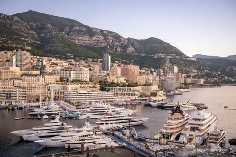 Marco Molinario exhibits “World Unique Gems” in Monaco